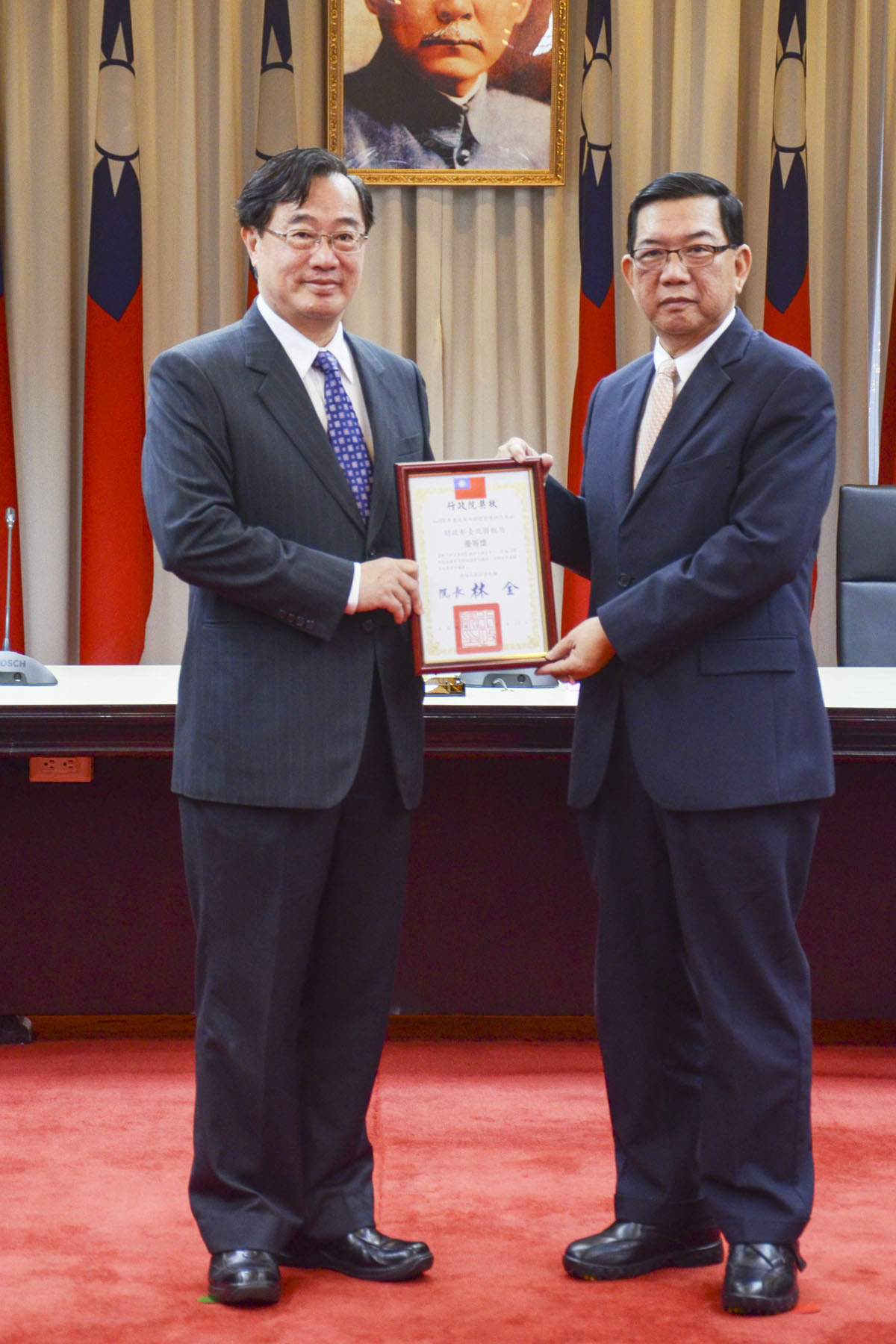 財政部臺北國稅局參加行政院104年度政府內部控制考評作業，榮獲「優等獎」。